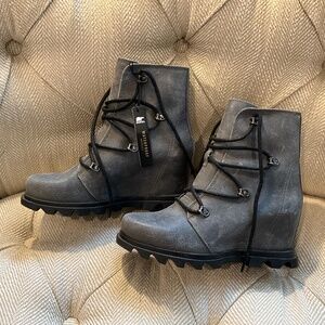 Sorel Gray Boots NEW! Waterproof Size 8